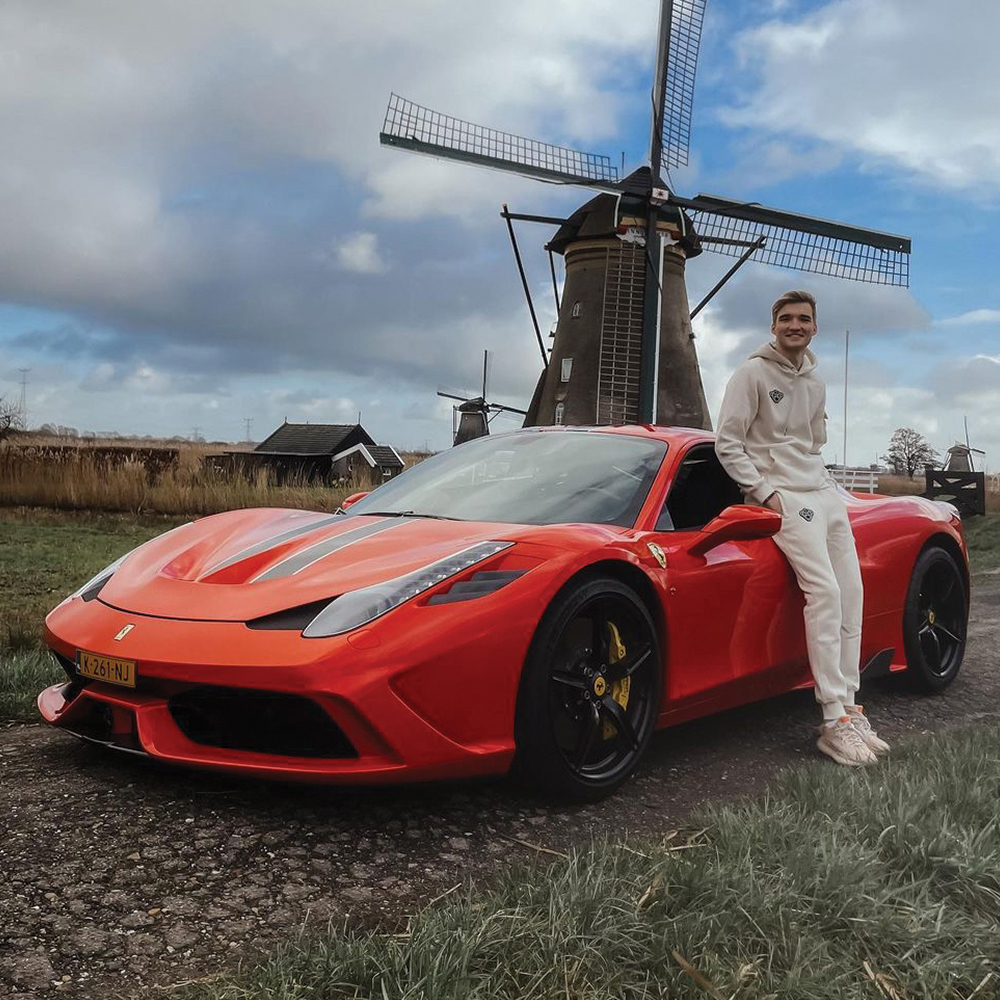 Gio Latooy aanwezig met zijn Ferrari 458 Speciale!
