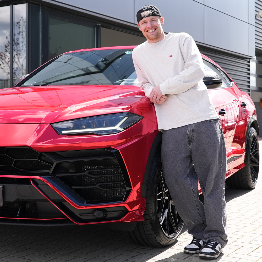 Enzo Knol aanwezig met zijn Lamborghini Urus zaterdag 22 juli op Auto Madness Den Bosch