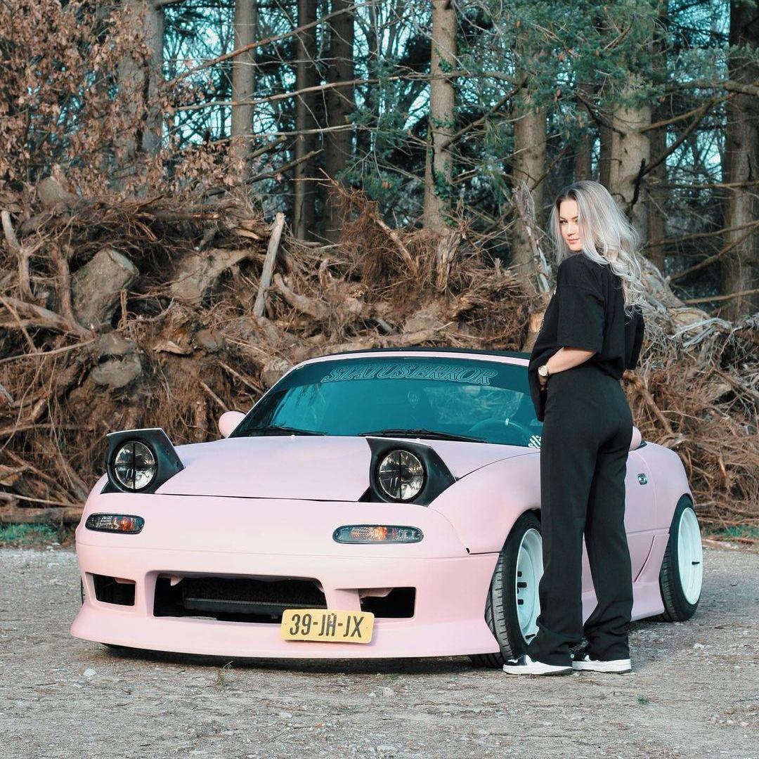 Pink Miata KBD Deuce Style Bodykit van Femke is aanwezig